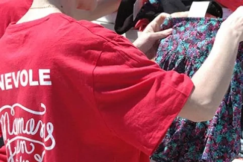 Devenir bénévole aux braderies solidaires Mamans en Fête