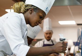 Préparation du dîner par les élèves de l'école hôtelière Sainte-Thérèse et leurs enseignants-formateurs