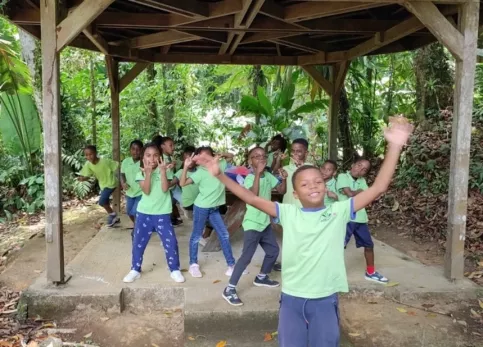 Classe de l'école élémentaire sortie pédagogique 