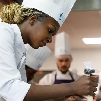 Préparation du dîner par les élèves de l'école hôtelière Sainte-Thérèse et leurs enseignants-formateurs